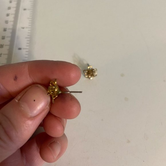 Women’s gold coloured flower stud earrings - Picture 3 of 4